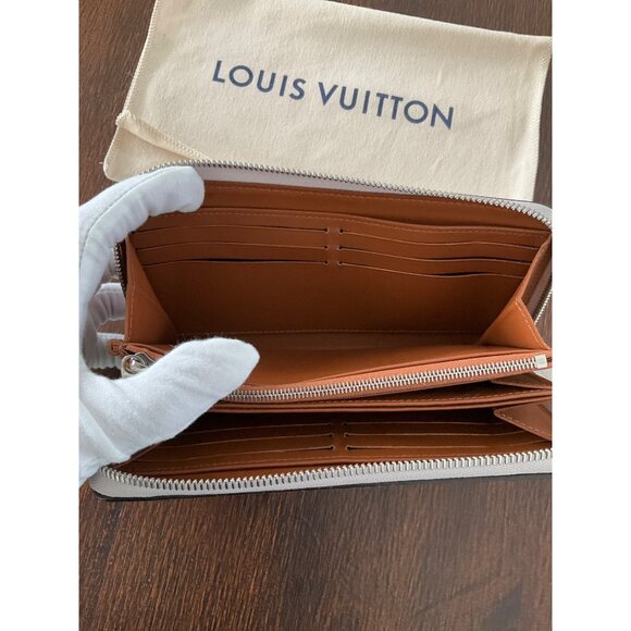 Louis Vuitton Mahina Beige Zippy Wallet Excellent Condition Box & Bag - Picture 9 of 13